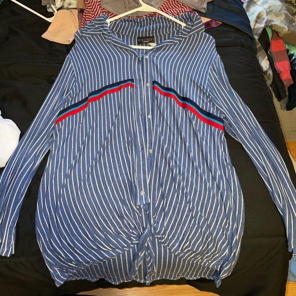 Discreet Button Down. Size 1X no damage.